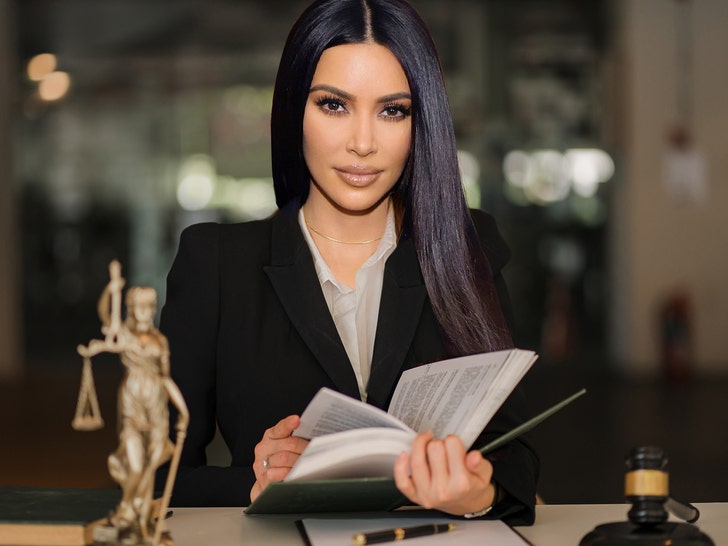 Kim Kardashian lembra aos fãs que ainda está na faculdade de direito com uma selfie sensual