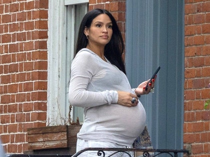 Cassie-pregnant-backgrid-2