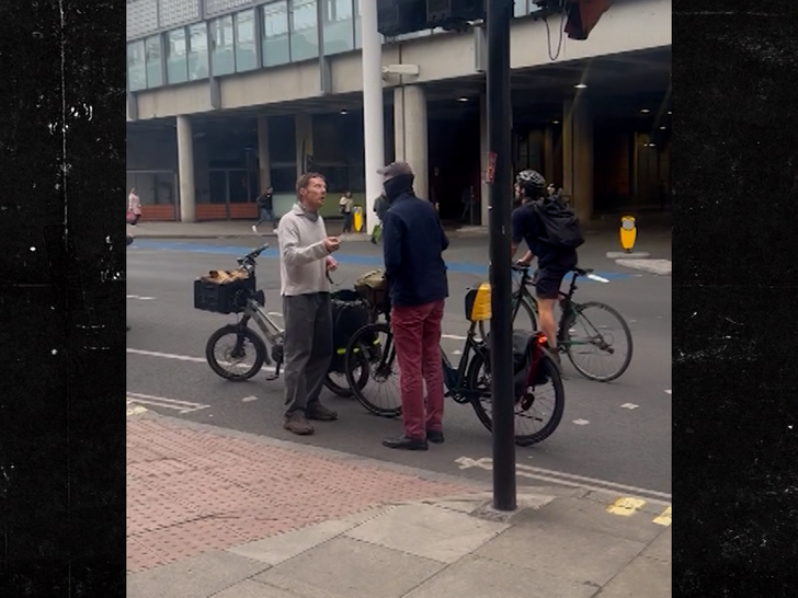 051126-benedict-cumberbatch-bike-road-rage-2-PRIMARY