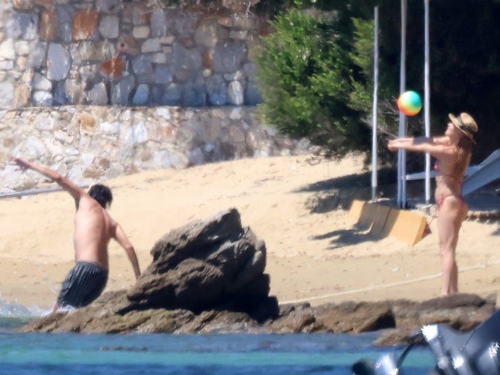 0626-Kate-Hudson-Paddle-Boarding-Fam-Vacay-Sub2