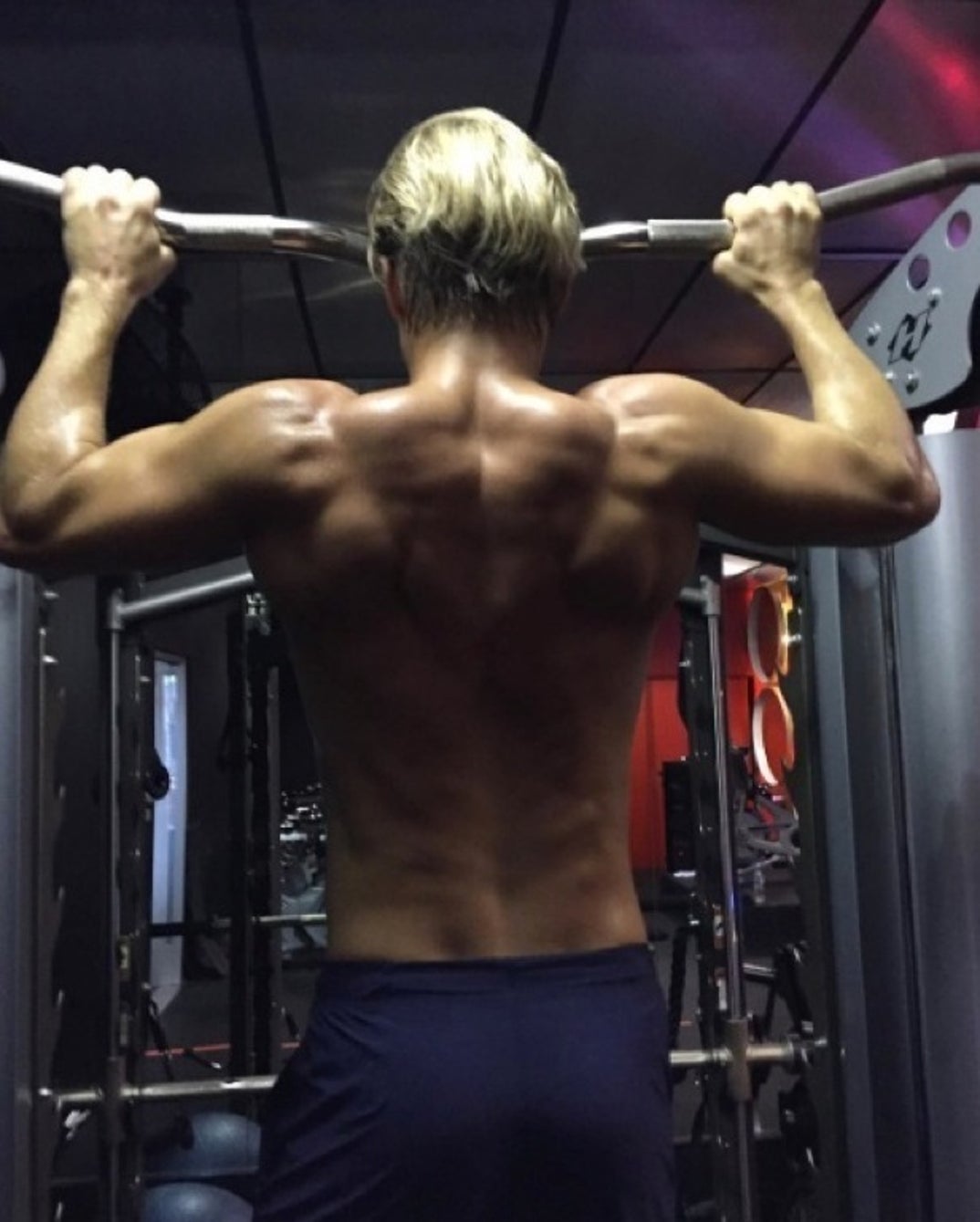 1206_derek_hough_shirtless01