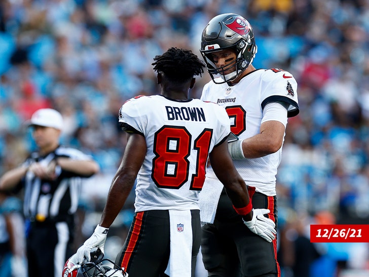 Antonio Brown posted a picture of himself with Gisele Bündchen following  pool controversy