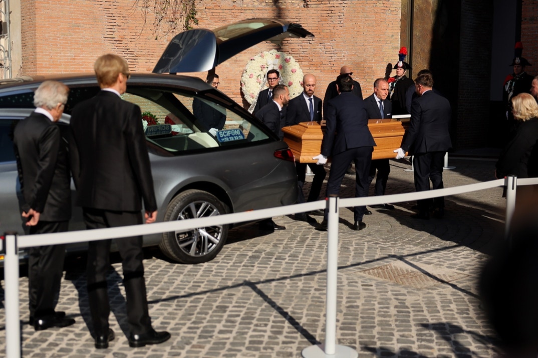 Valentino Funeral 7