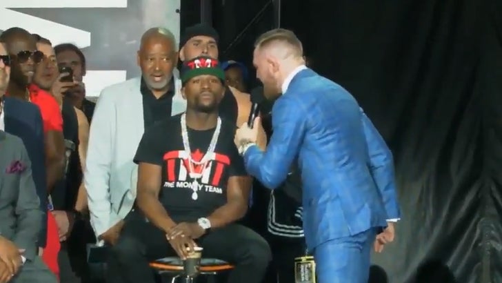 071217_mcgregor_mayweather_reading_kal