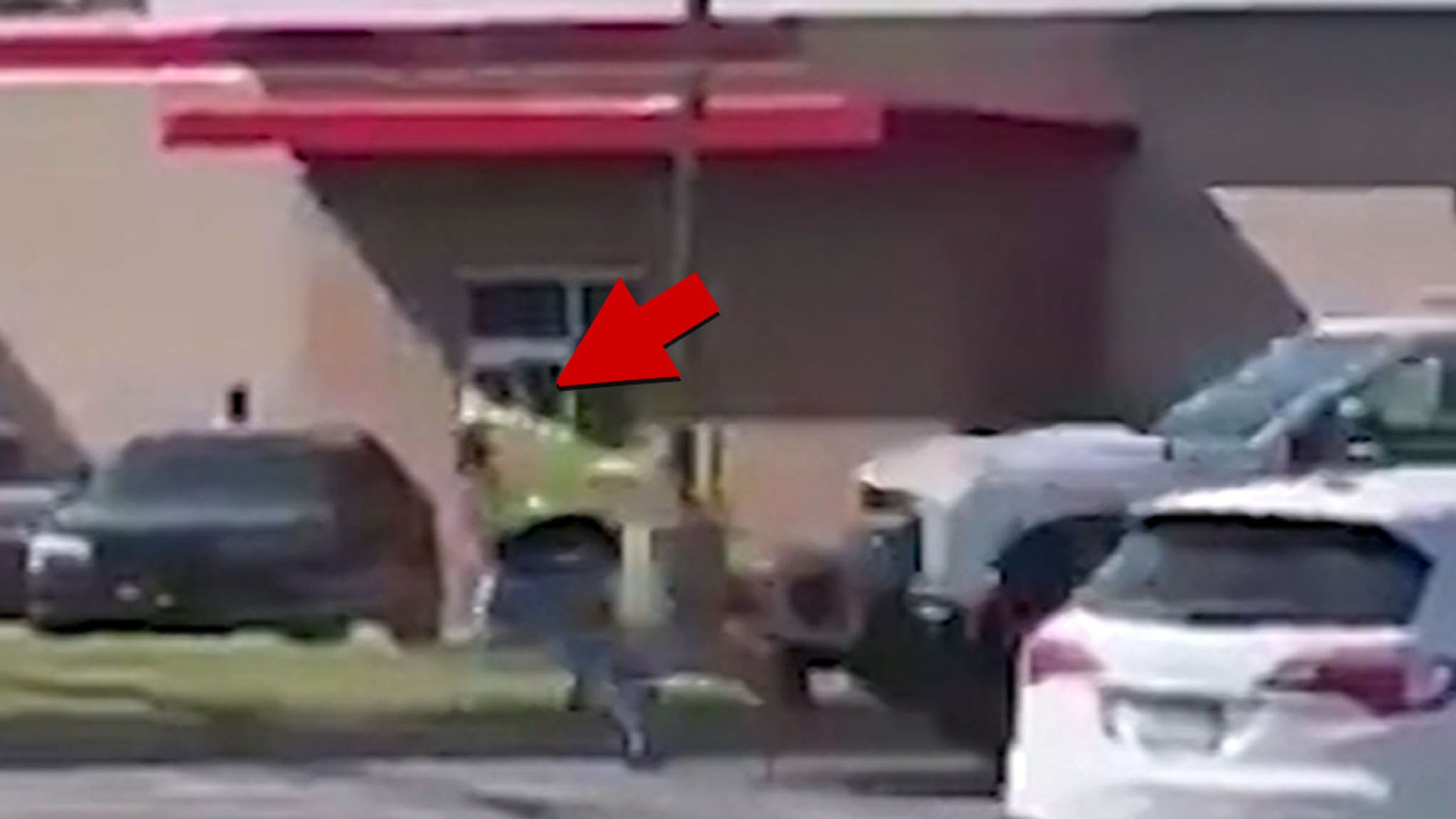 视频显示好心人在试图阻止劫车者后被枪杀