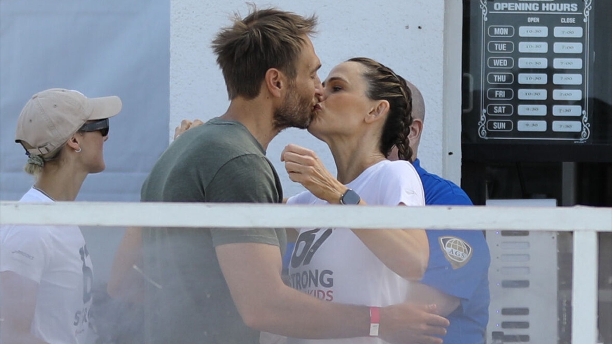 Jennifer Garner Locks Lips With Boyfriend at Charity Event in L.A.