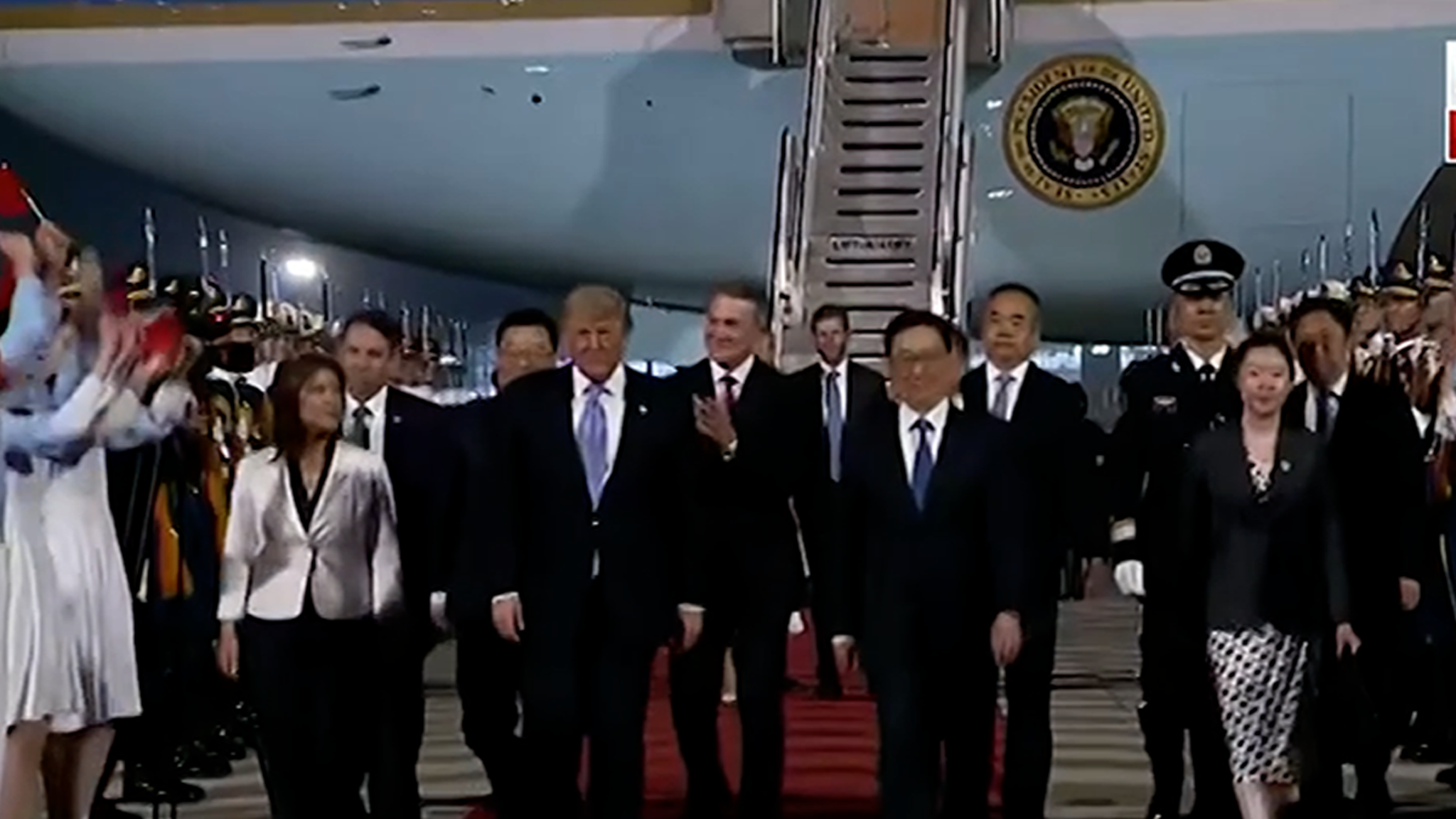 Trump wordt opzichtig welkom geheten in China, Elon Musk loert op de achtergrond, op video