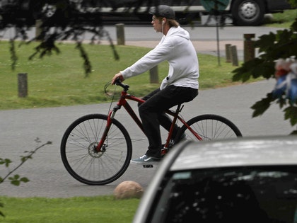 0613_brad_pitt_in-UK-MEGA