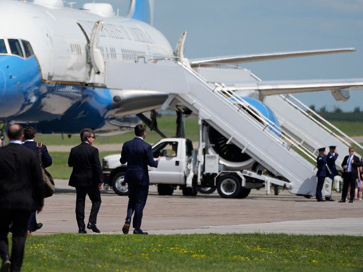 jd vance airport comfronts kamala harris