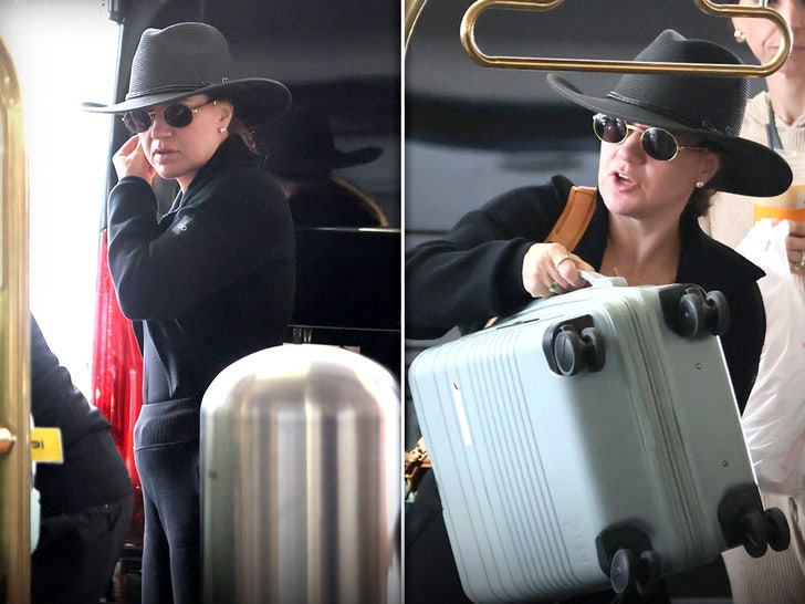 Kelly Clarkson Dons All-Black Attire at LAX with Family