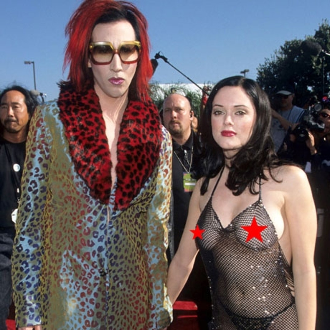 Rose McGowan arrives in a barely-there outfit with then boyfriend Marilyn Manson. (1998)