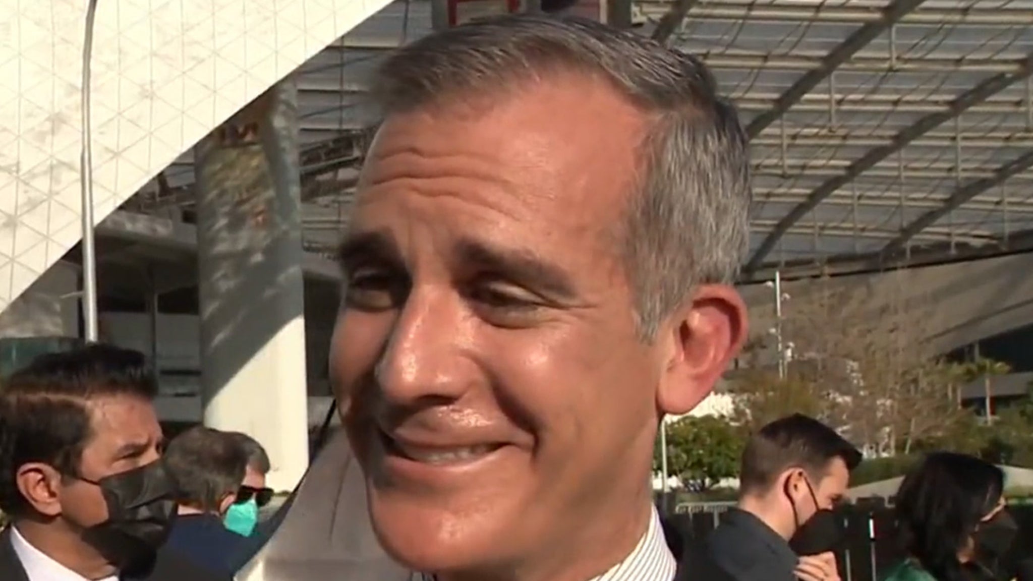 L.A. Mayor Garcetti Says He Held Breath During Maskless SoFi Stadium Pics thumbnail
