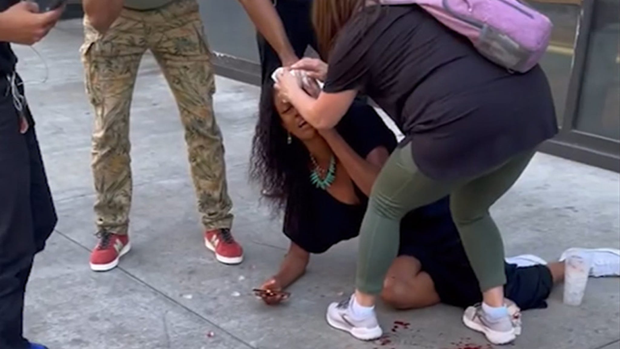 视频显示，奥运选手金格拉斯在袭击无家可归者后流血