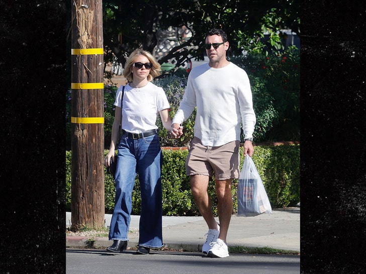 Sydney Sweeney e Scooter Braun vão passear em Brentwood BG2