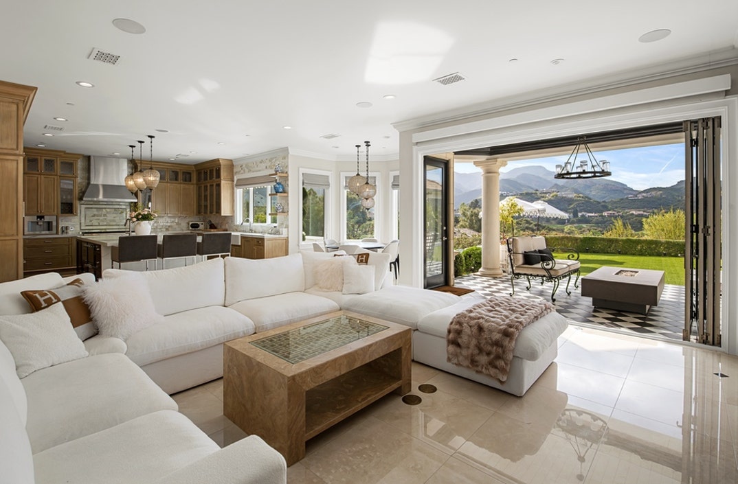 Paul Anka Relists Sherwood Estate 8