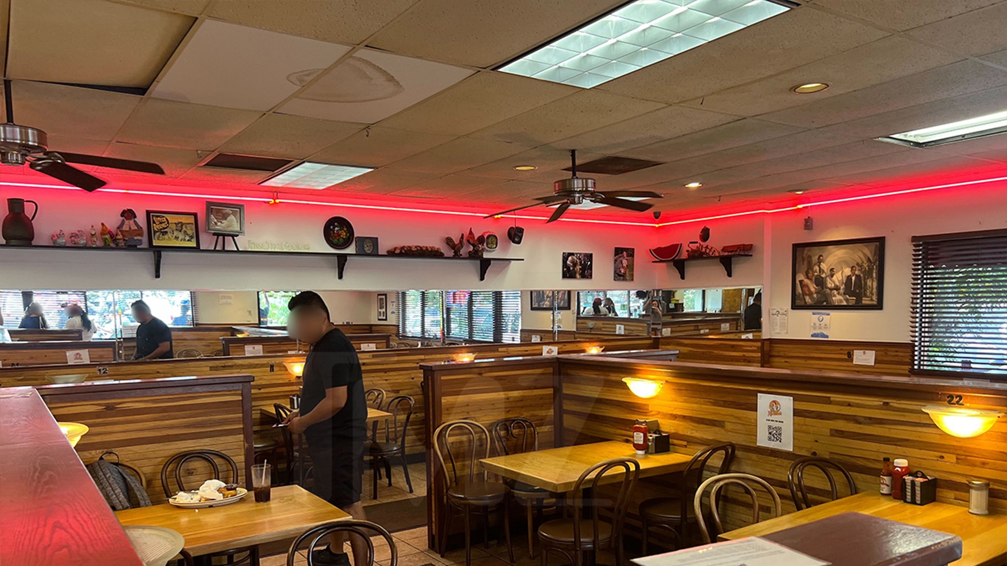 يفتح مطعم Roscoe's Chicken and Waffles بعد 24 ساعة من قتل PnB Rock Murder