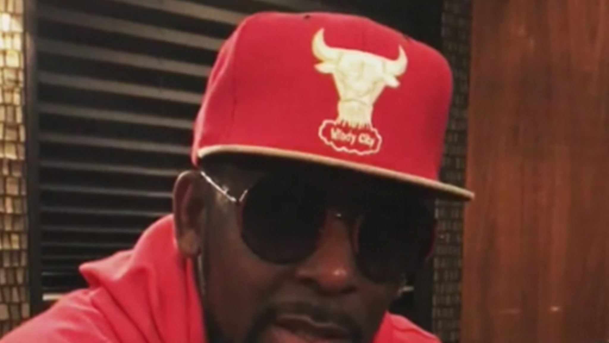 R. Kelly's Legal Team Investigating Unauthorized 'I Admit It' Album Release thumbnail
