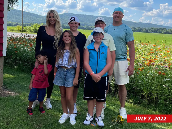 Artistes Kim Zolciak and kroy Biermann with family instagram