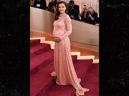 0111-Hailee-Steinfeld-Golden-Globes-2026-Arrivals-PRIMARY