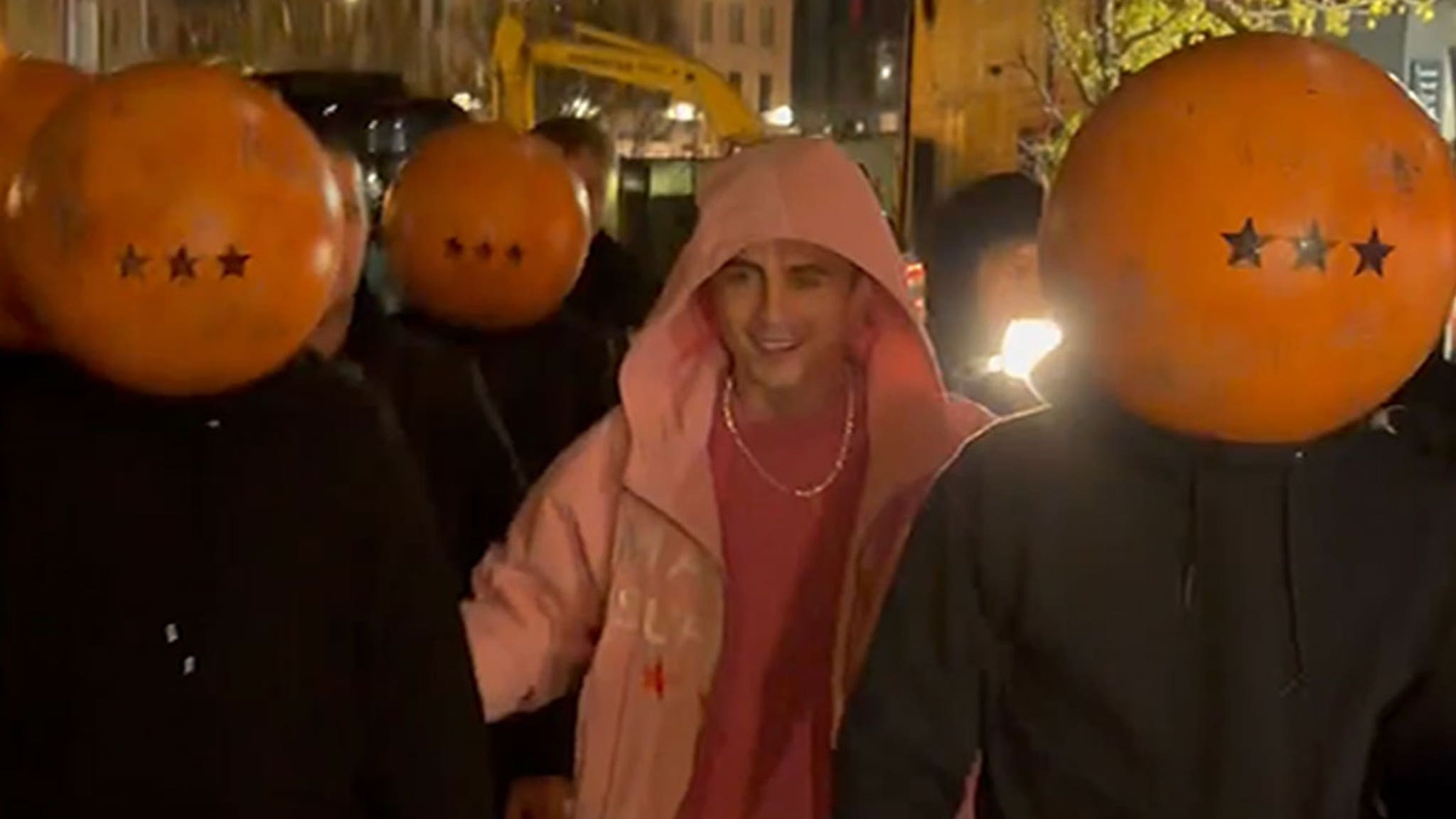 Timothée Chalamet bij ‘Marty Supreme’ pop-up met pingponghoofddekselbende, op video