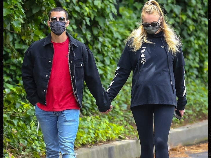 Joe Jonas & Sophie Turner Pull Hilarious Baby Bump Prank At 2018