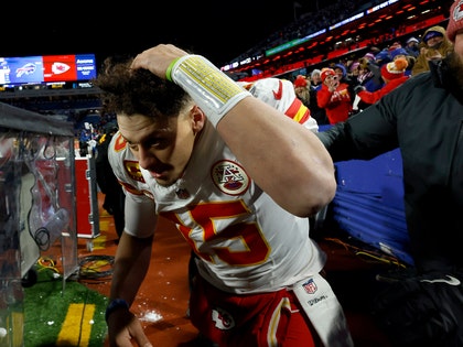 patrick mahomes hit with snowballs