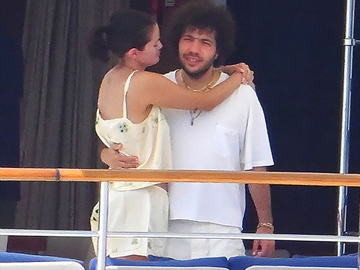 0728-Selena-Gomez-Benny-Blanco-Yacht-SUB