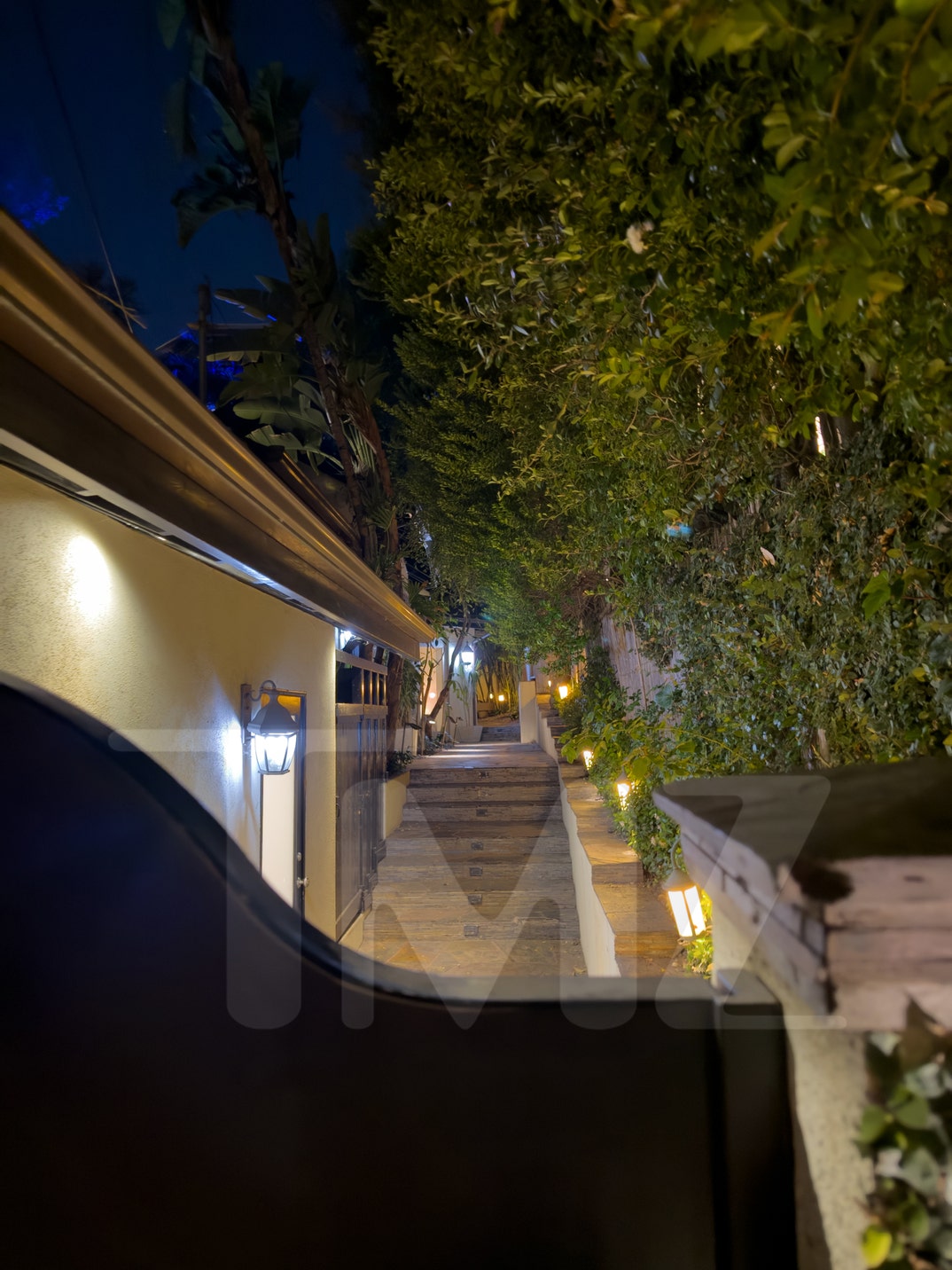 Police-Outside-of-D4VD-House-TMZ-7