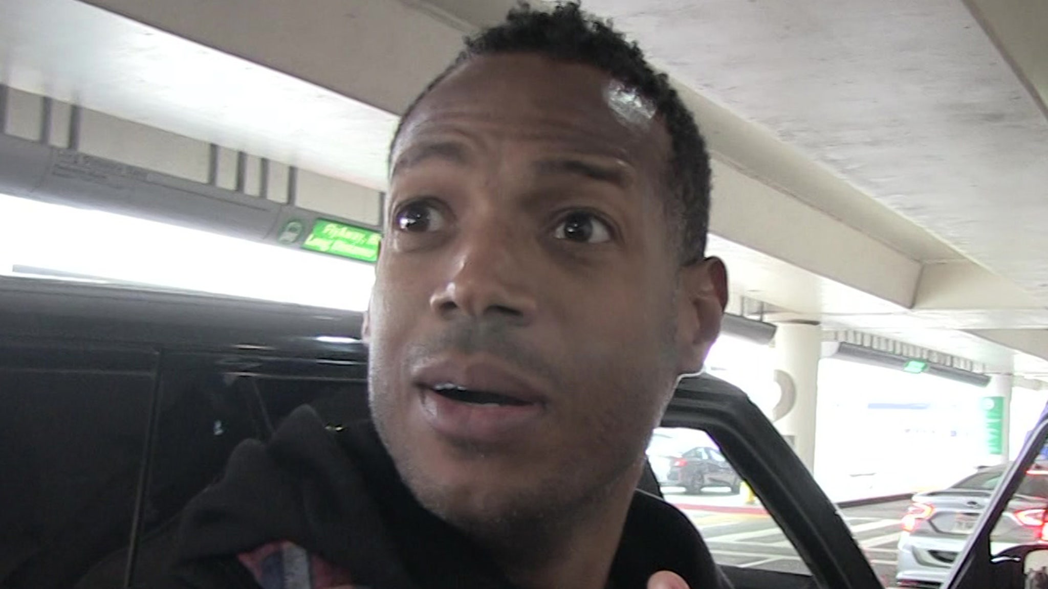 Marlon Wayans gets kicked off United Airlines flight and demands apologies