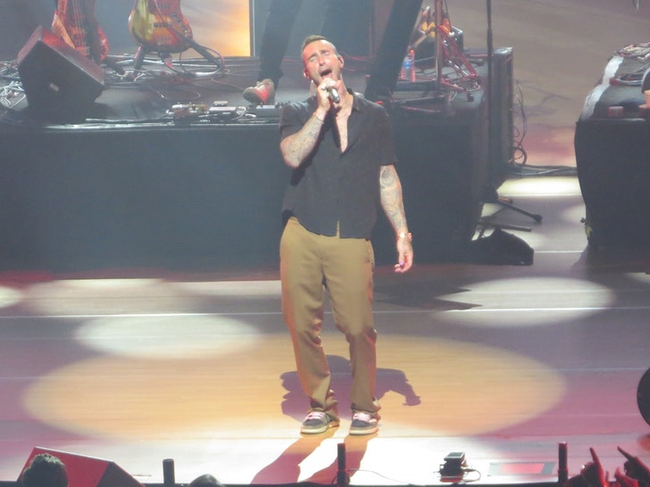 adam levine performing vegas shaq bg 2