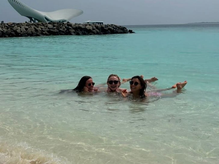 0127-Sophie-Girls-Trip-Maldives-Blotos-Primary-2