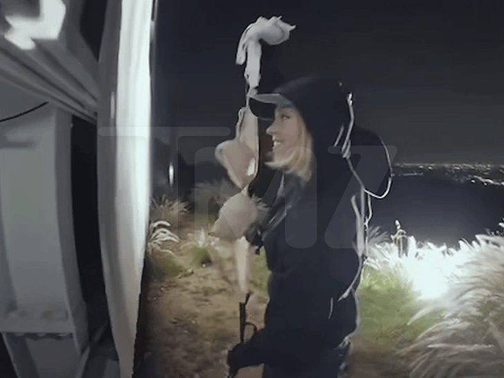 012526_sydney_sweeney_bra_primaria