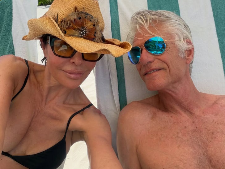 0414-Lisa-Rinna-Hot-Shots-Vacay-SUB-1