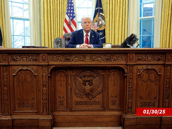 sub-donald-trump-oval-office-desk-getty-1