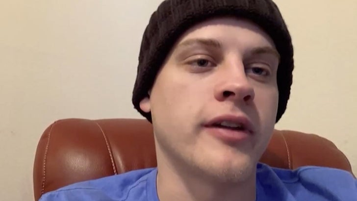 joe burrow holding nickelodeon trophy｜TikTok Search