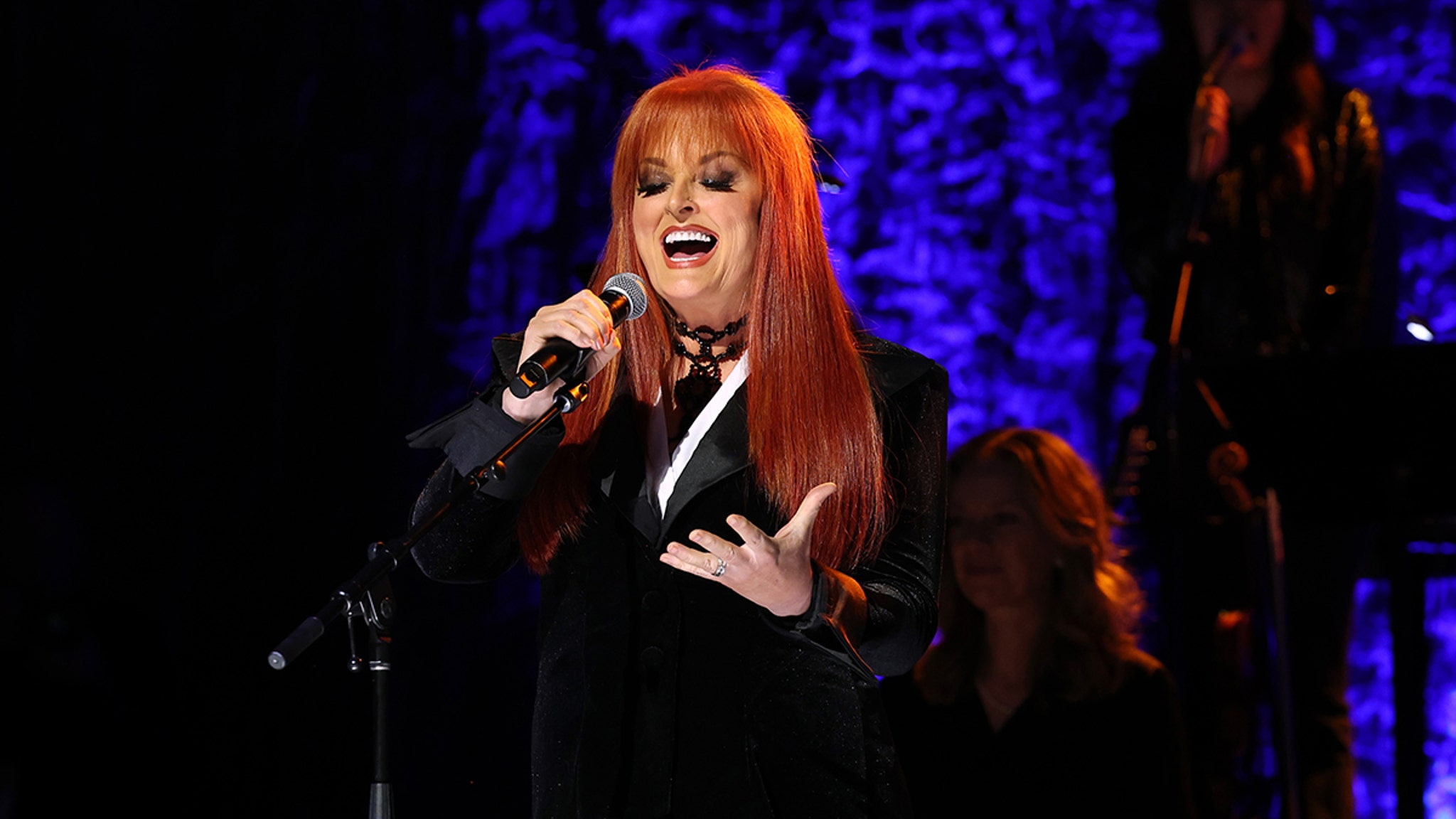 Wynonna Judd Looks Okay Onstage 1 Day After Shaky Cma Performance News Headlines 