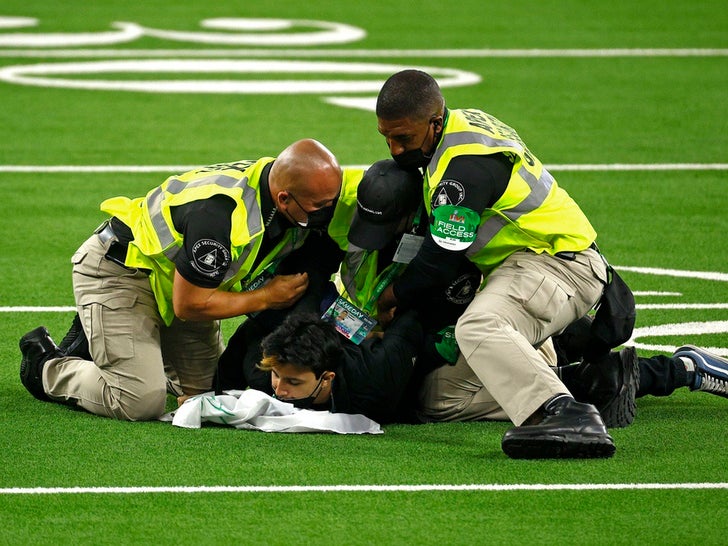 Fan tackled after running onto the field during Super Bowl