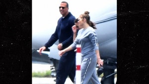 Jennifer Lopez Stands by Alex Rodriguez, Flies with Him Too (PHOTO)