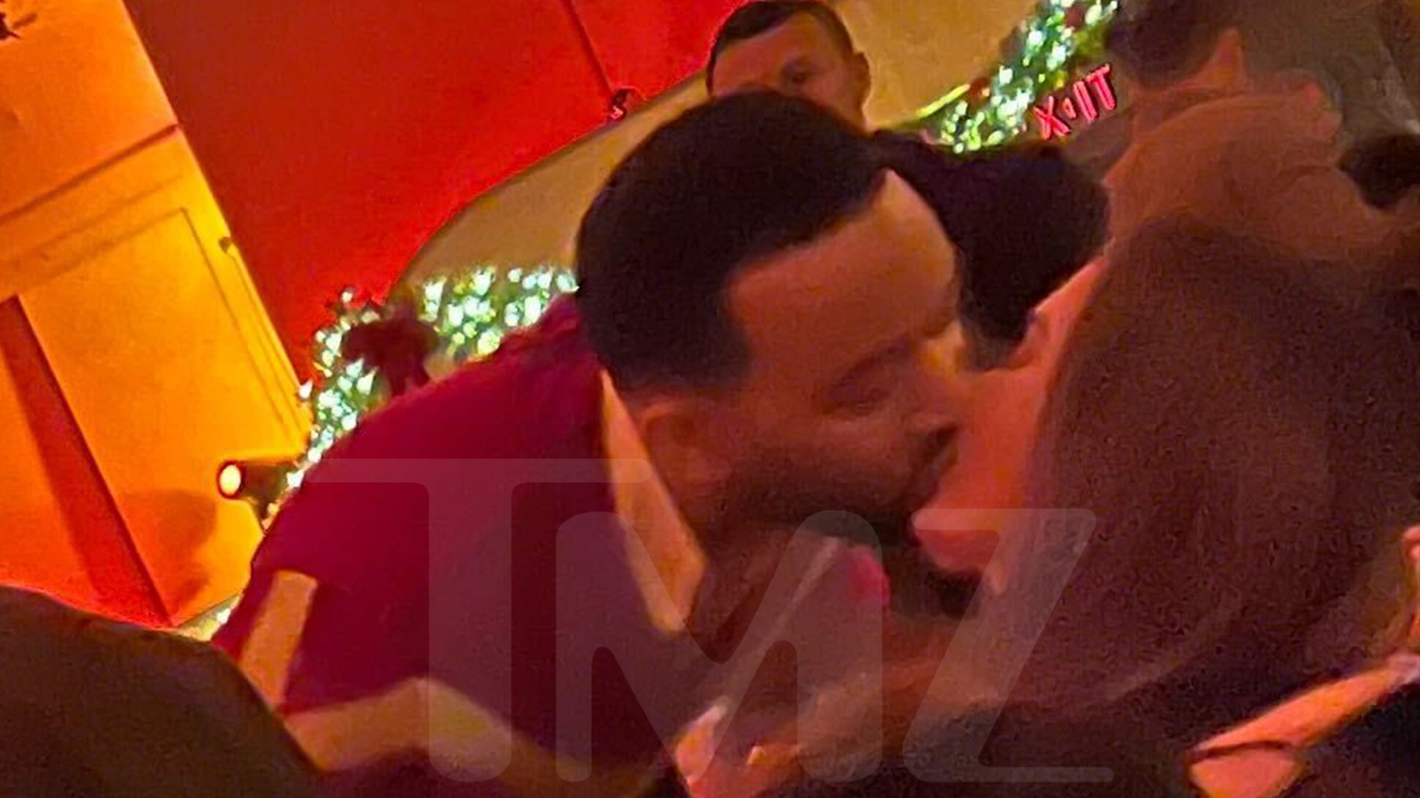 Chrissy Teigen zoent met echtgenoot John Legend na tandfalen