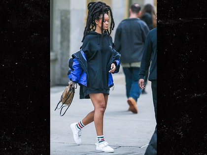 0112-rihanna-dreads-akm