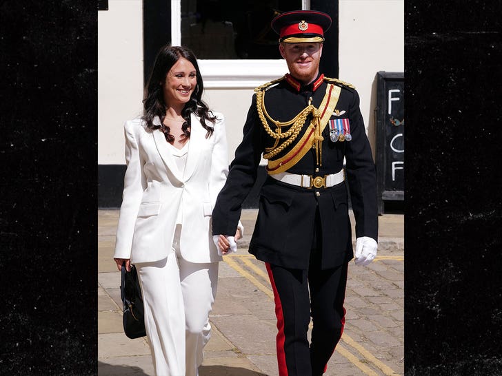 Prince Harry and Meghan Markle Look-Alikes Visit Windsor Castle.jpg