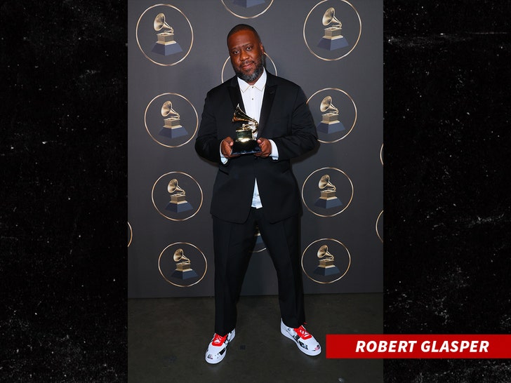 Robert Glasper beats Chris Brown at 2023 Grammy Awards