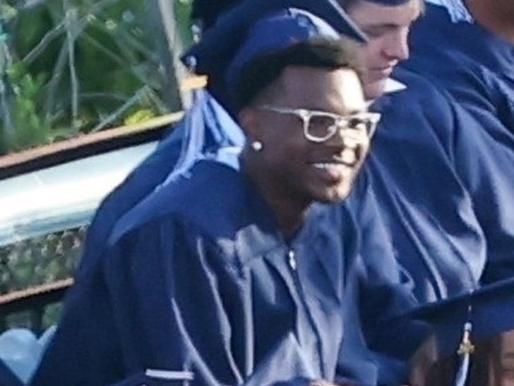 0523-LeBron-James-Familie-Aatends-Bryce-James-Graduation-Ceremony-Primary-2