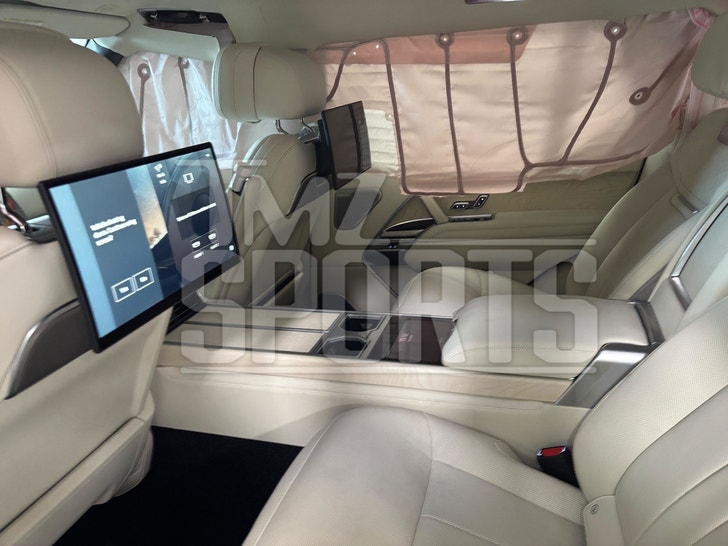 Tiger Woods Car Crash Aftermath Photos 6