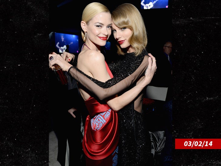 sub-taylor-swift-jaime-king-getty-2