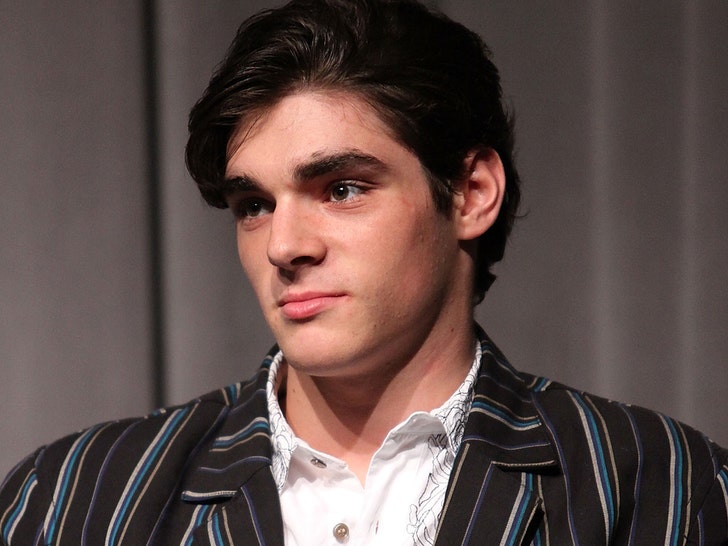 rj mitte getty 22