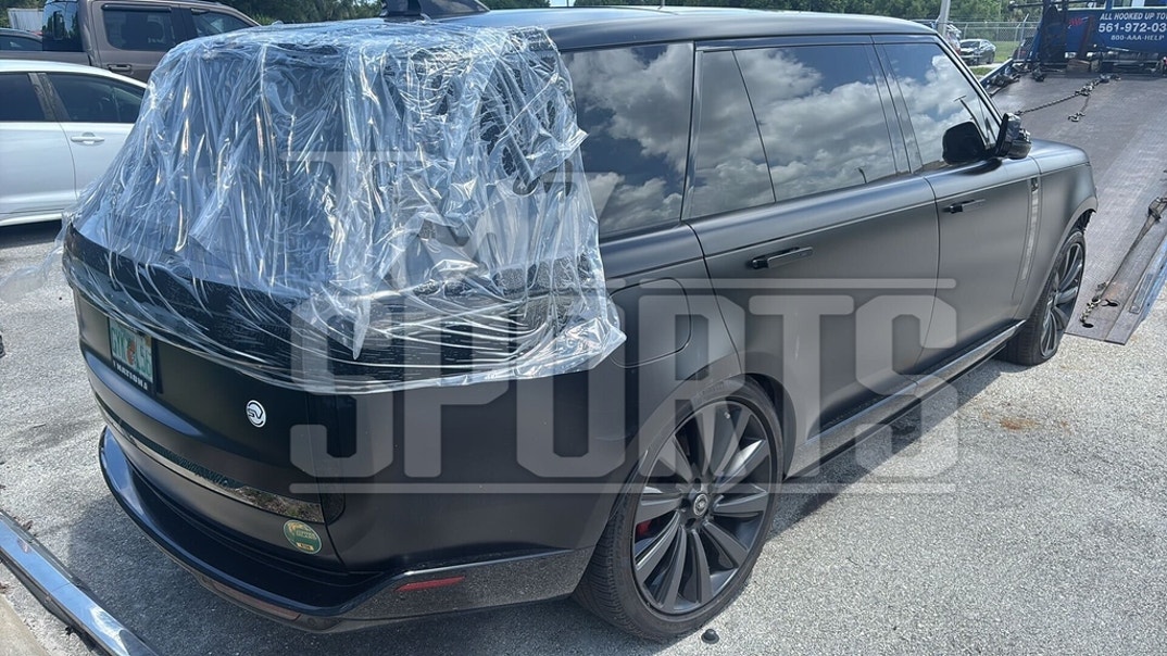 Tiger Woods Car Crash Aftermath Photos 23