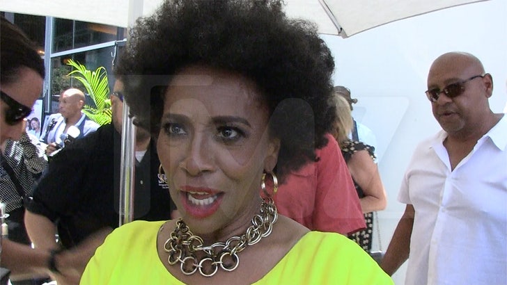 Jenifer Lewis dice que dormirá junto a su estrella en el Paseo de la Fama de Hollywood