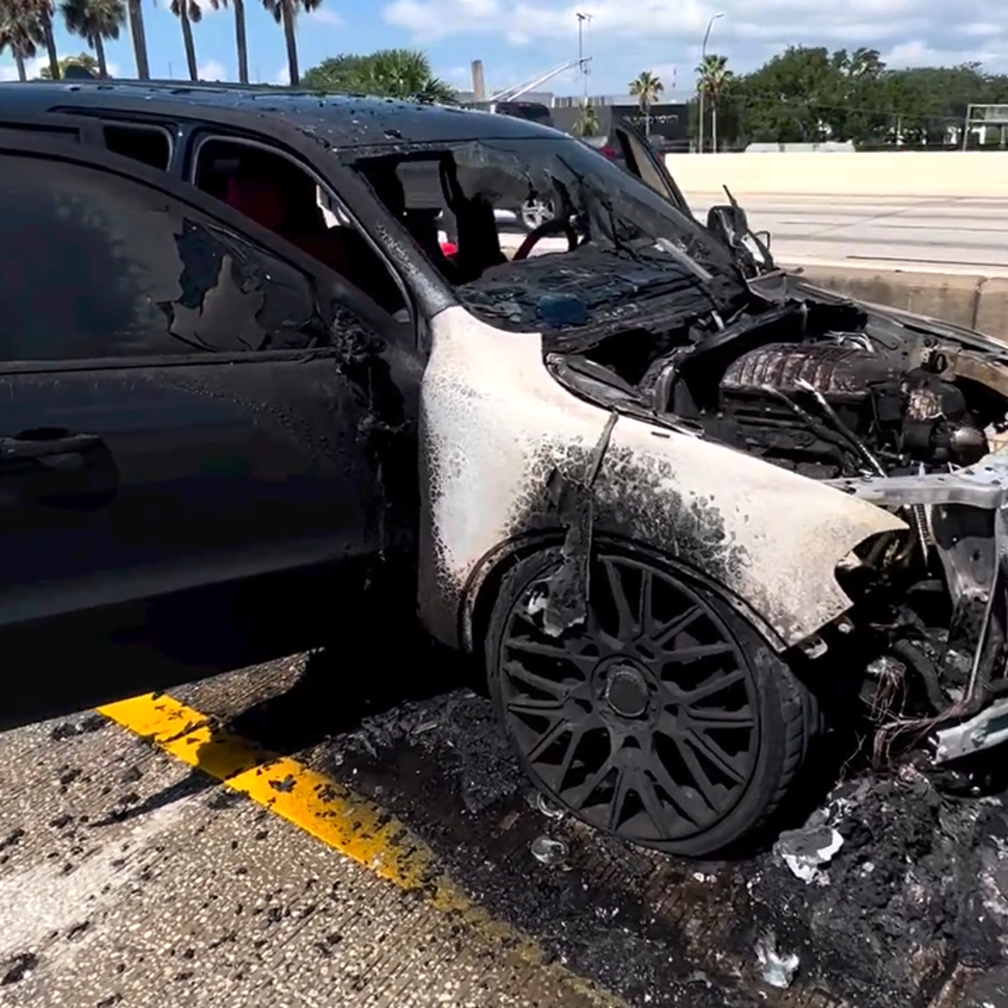 NFL free agent Leonard Fournette avoids injury after his SUV catches fire  on the road 