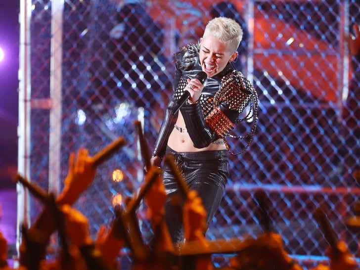 Miley Cyrus Performance Pics